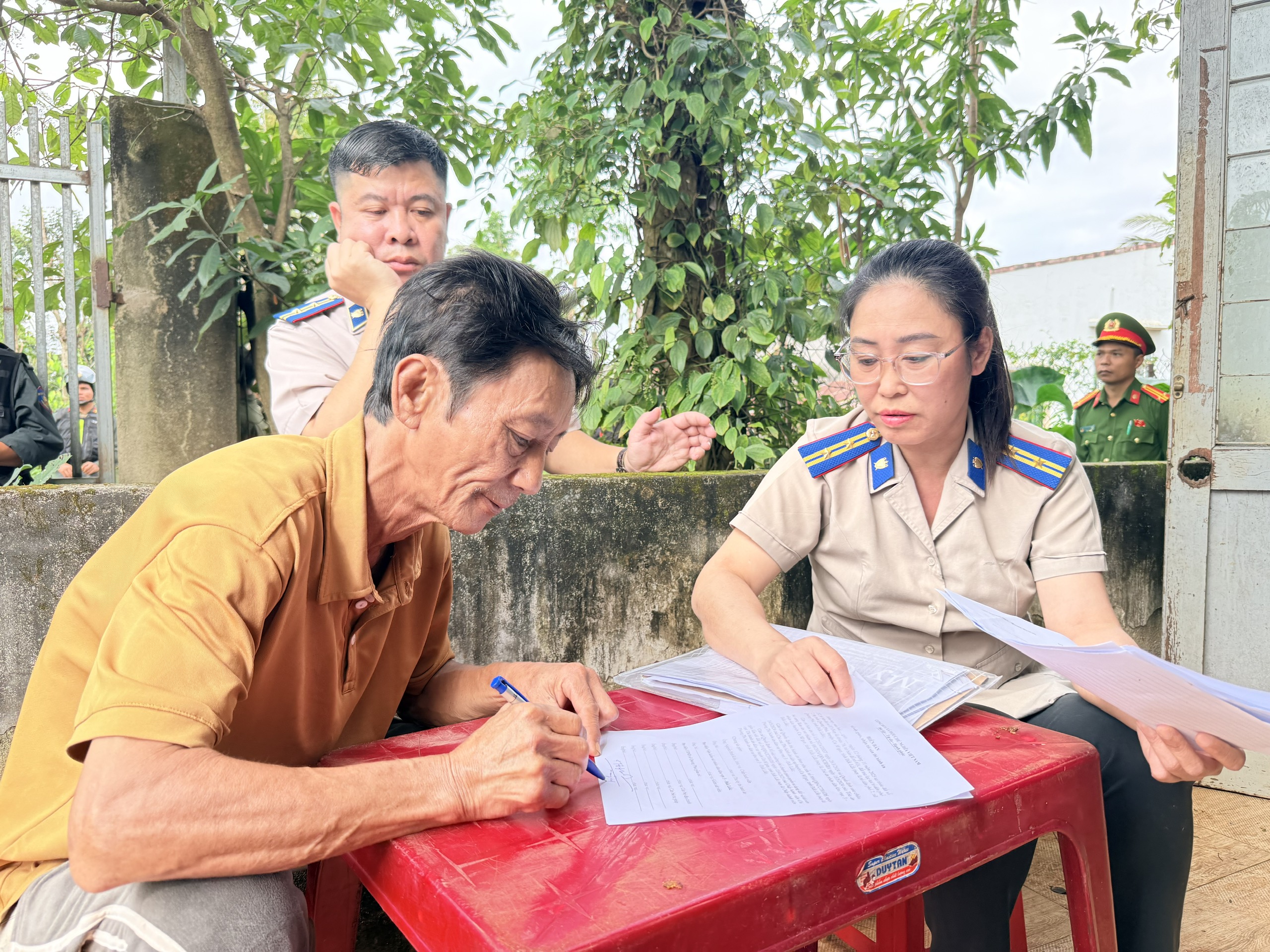 ông Hoàng Anh Tuấn ký biên bản bàn giao tài sản buộc thi hành án
